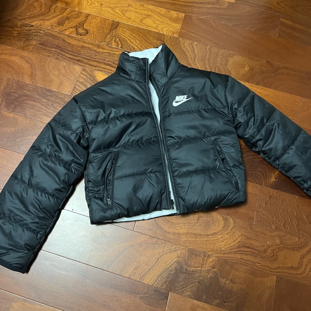 brand new! small womens Nike reversible black and white therma-fit puffer jacket